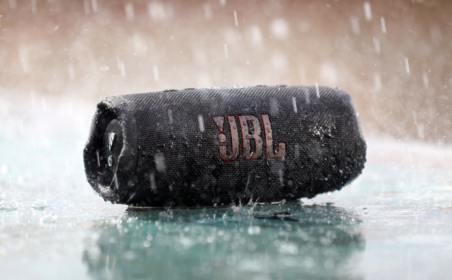 JBL Charge 5 Tomorrowland Edition Résiste à la poussière et à l’eau conformément à la norme IP67 - Image